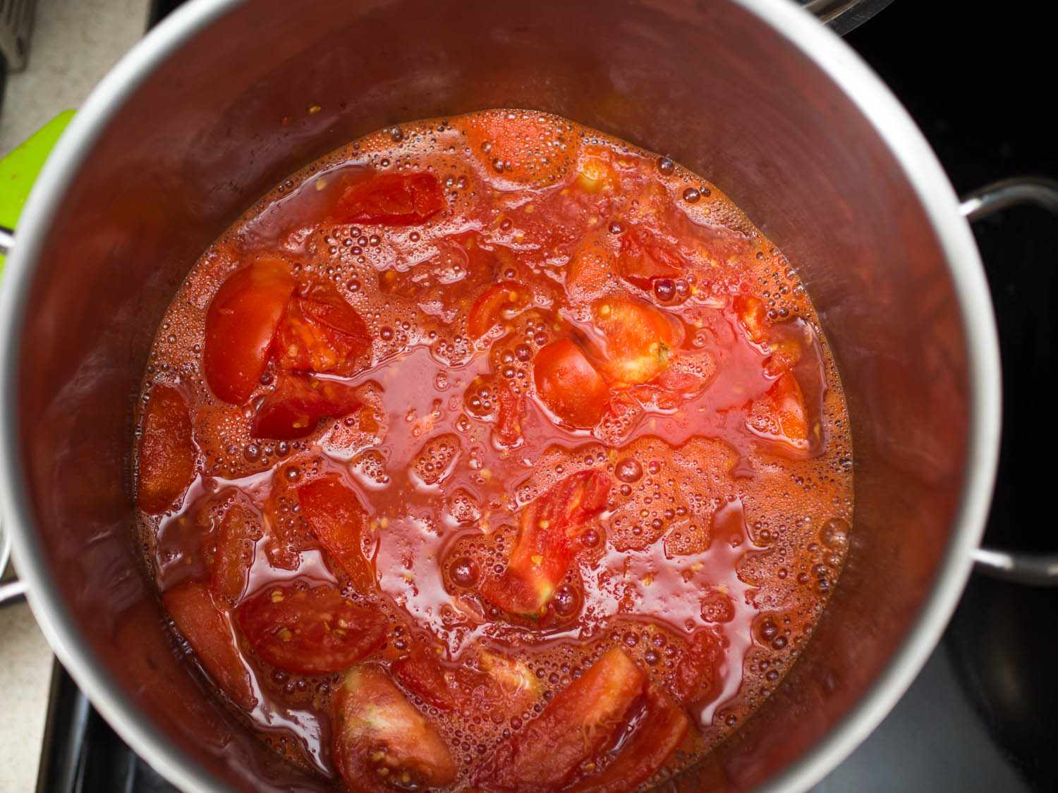 西红柿在锅里煮成酱汁