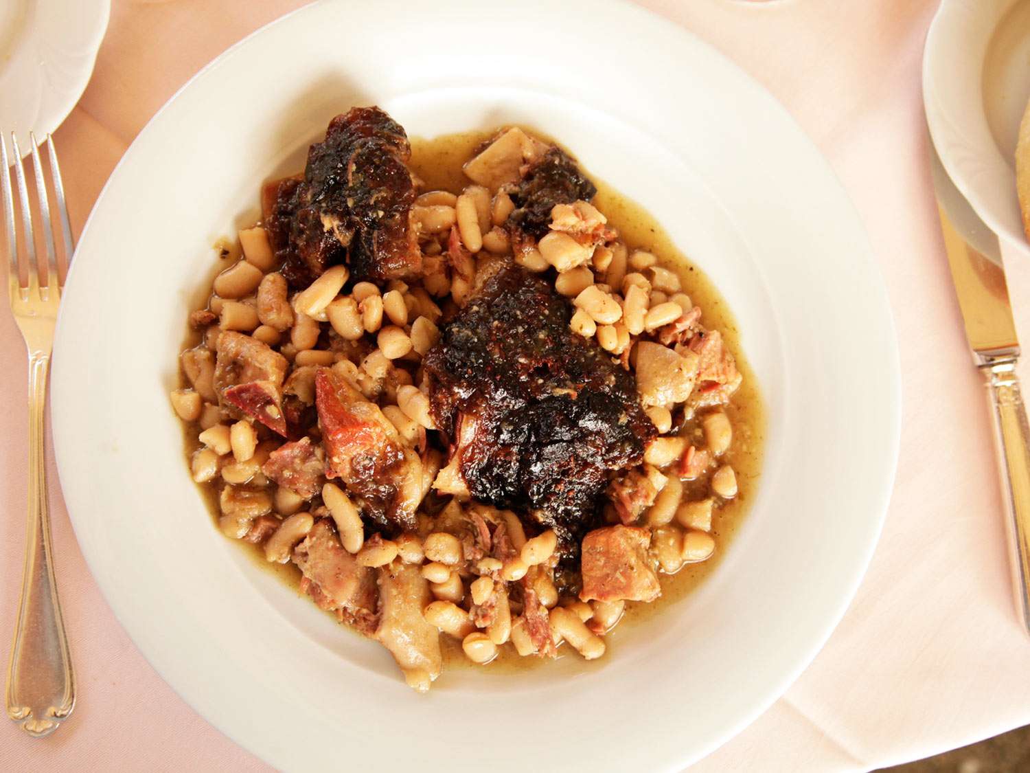 在法国朗格多克，传统的装在盘子里的豆焖肉。