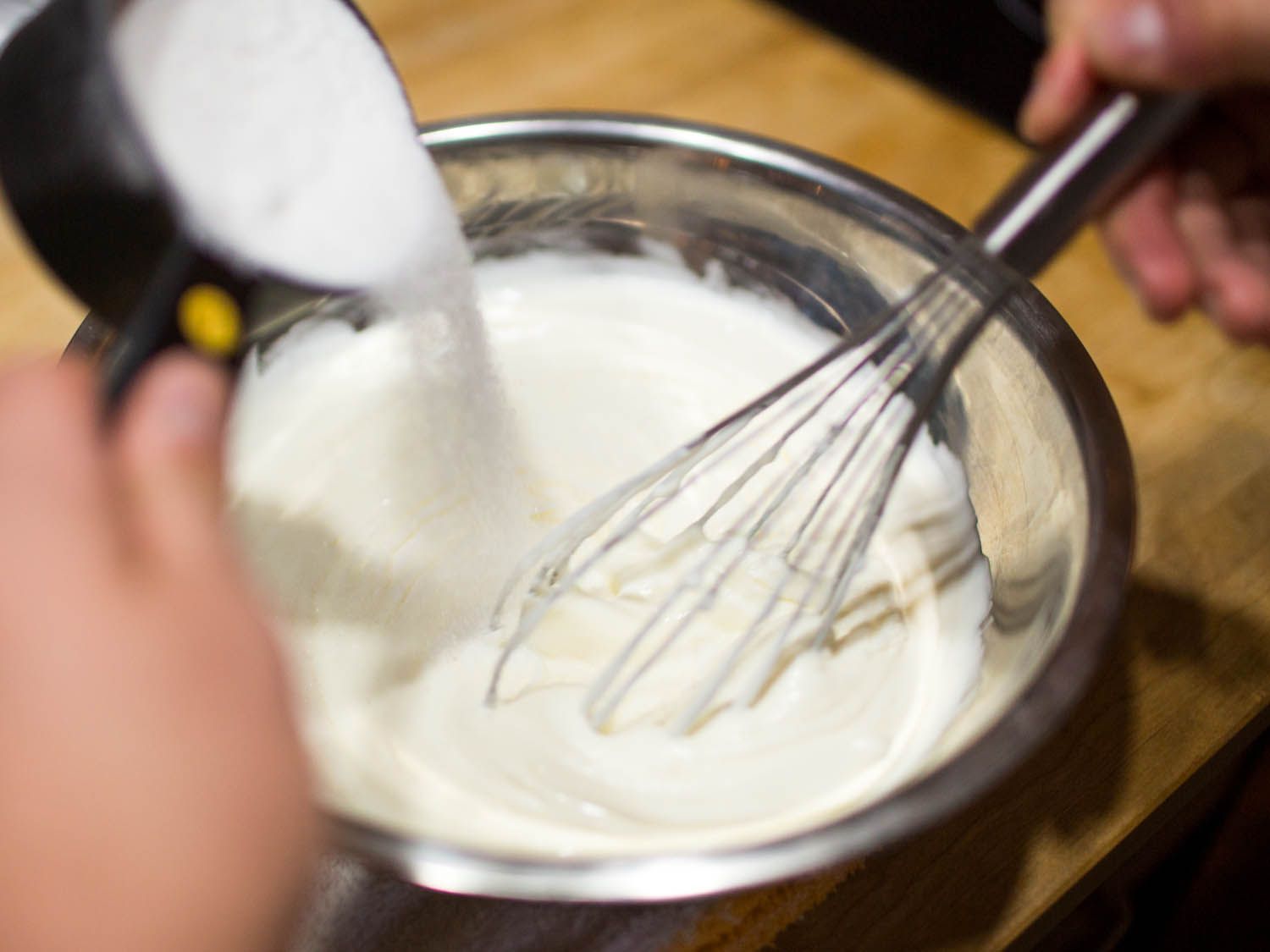 将糖搅拌到纯全脂酸奶中。