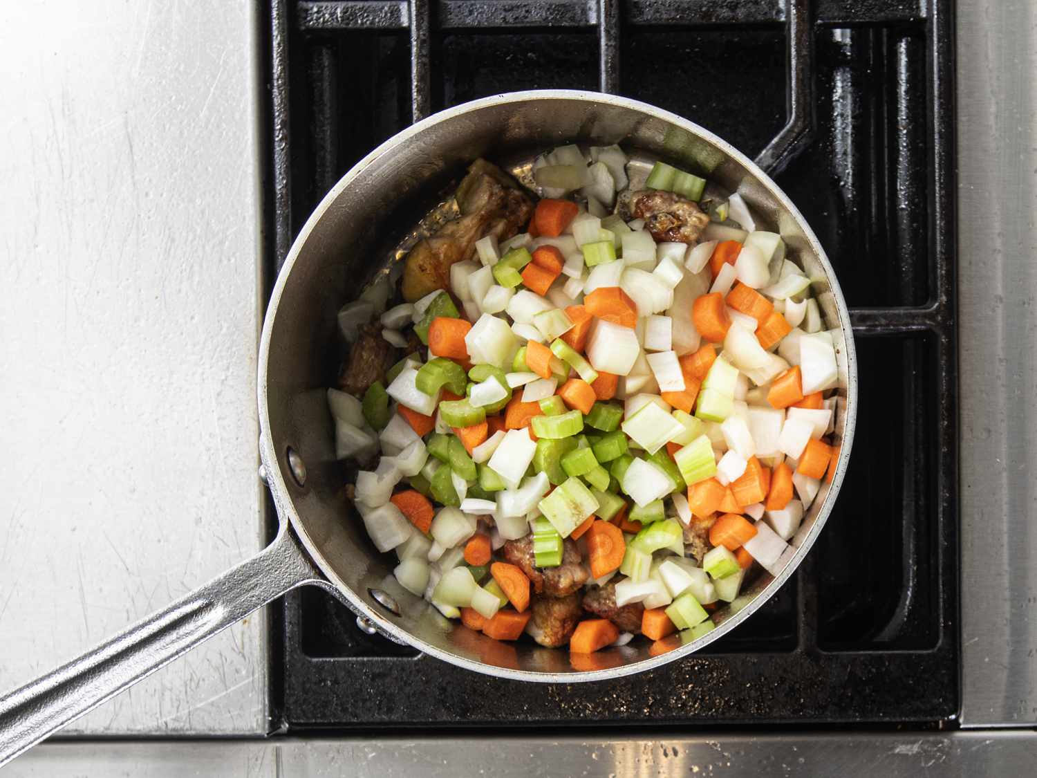 蔬菜和鸡背片sautÃ©在锅里做汁。