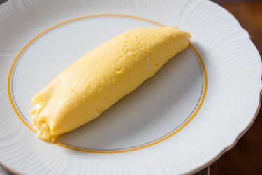经典的法式煎蛋放在优雅的白色盘子里。gydF4y2Ba