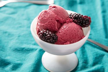 20180529-blackberry-ice-cream-vicky-wasik-17