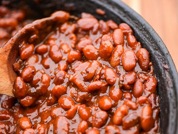 Close up of the finished barbecue beans.