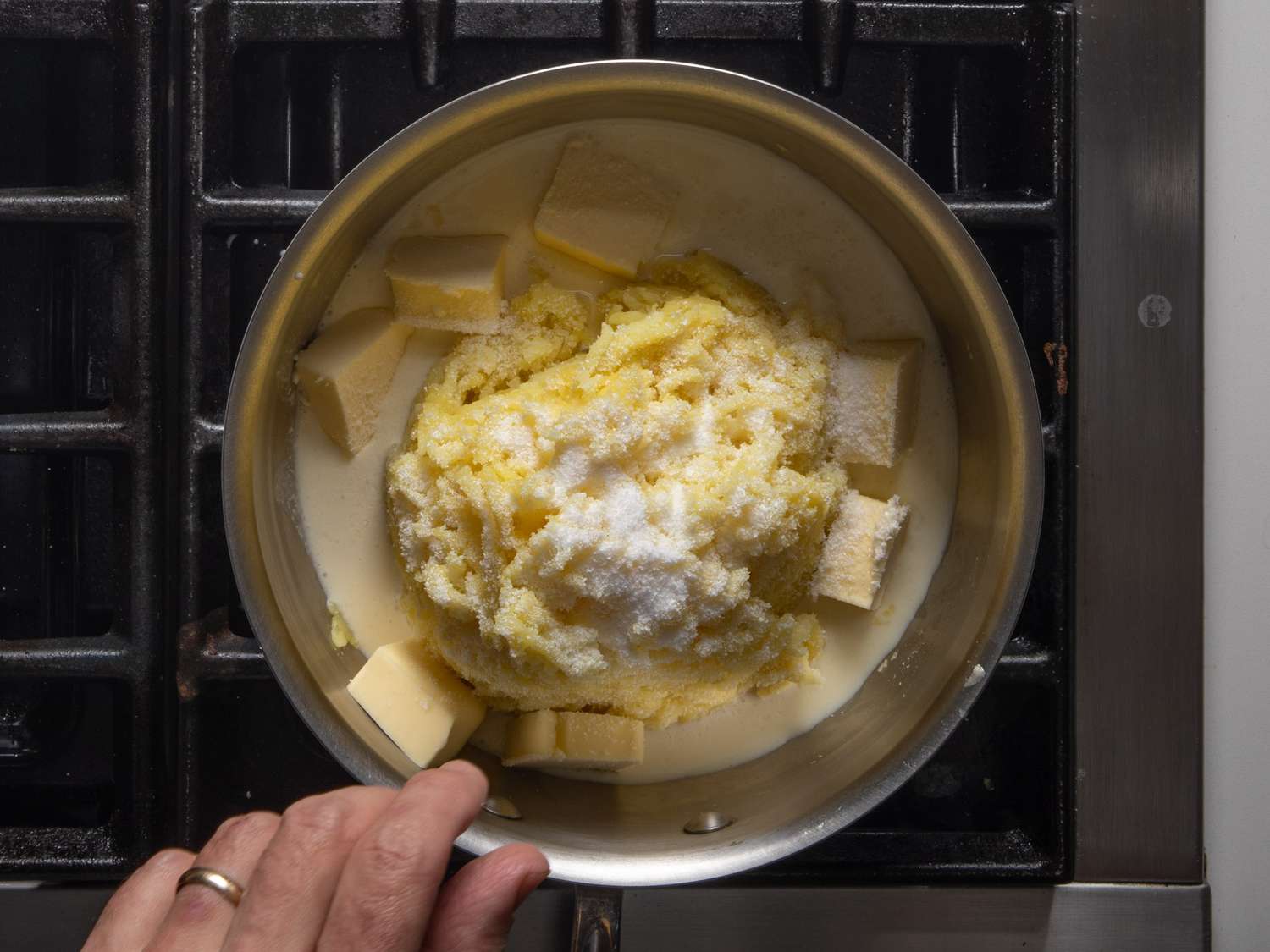将土豆、奶油和黄油放入锅中搅拌，在上面撒上大量的盐。