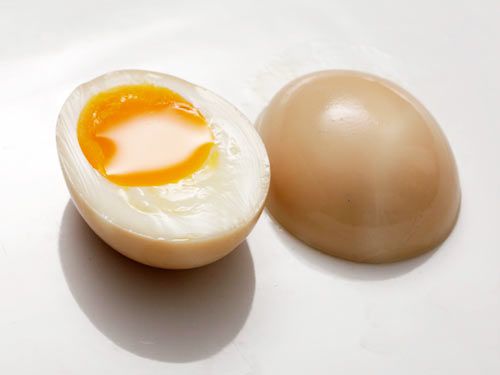 一种完美的半煮蛋和腌蛋(ajisuke tamago)，切成两半用于拉面。gydF4y2Ba