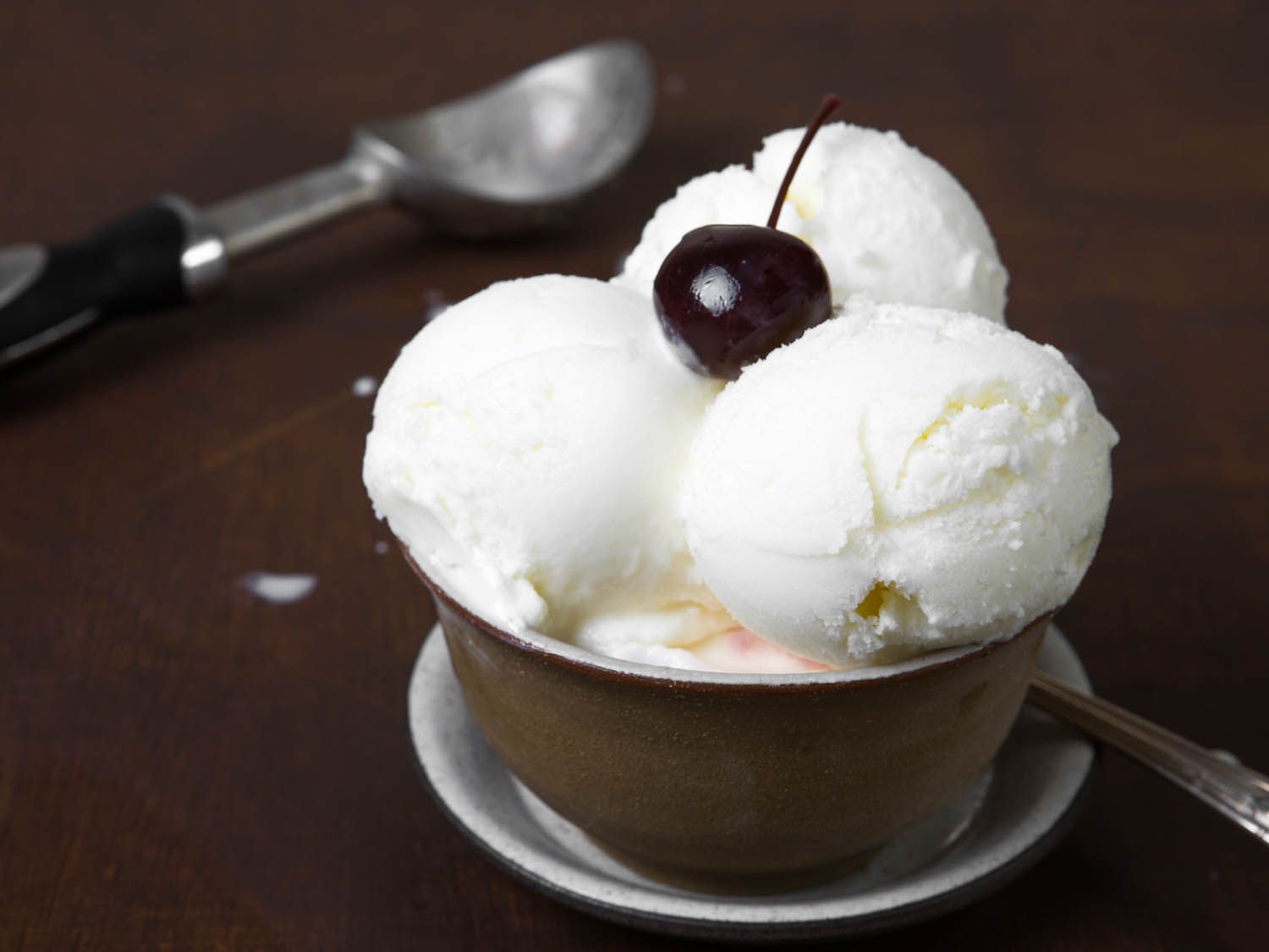 三勺冷冻酸奶，用樱桃装饰。