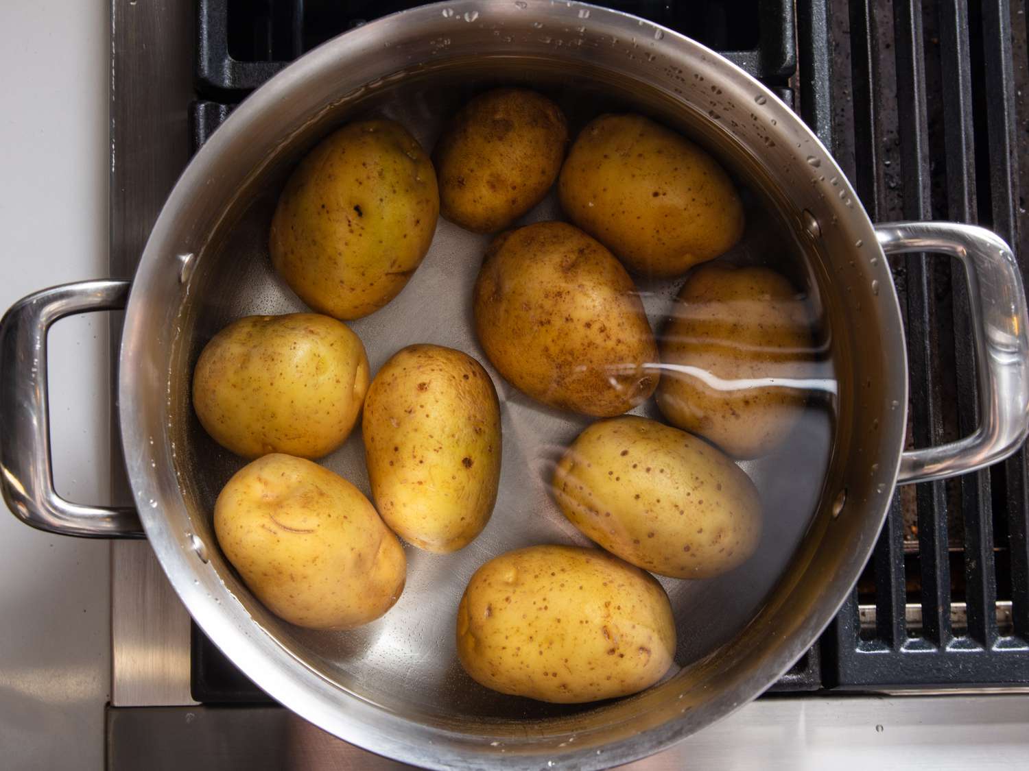 把整个育空黄金土豆放在锅里，淋上水。