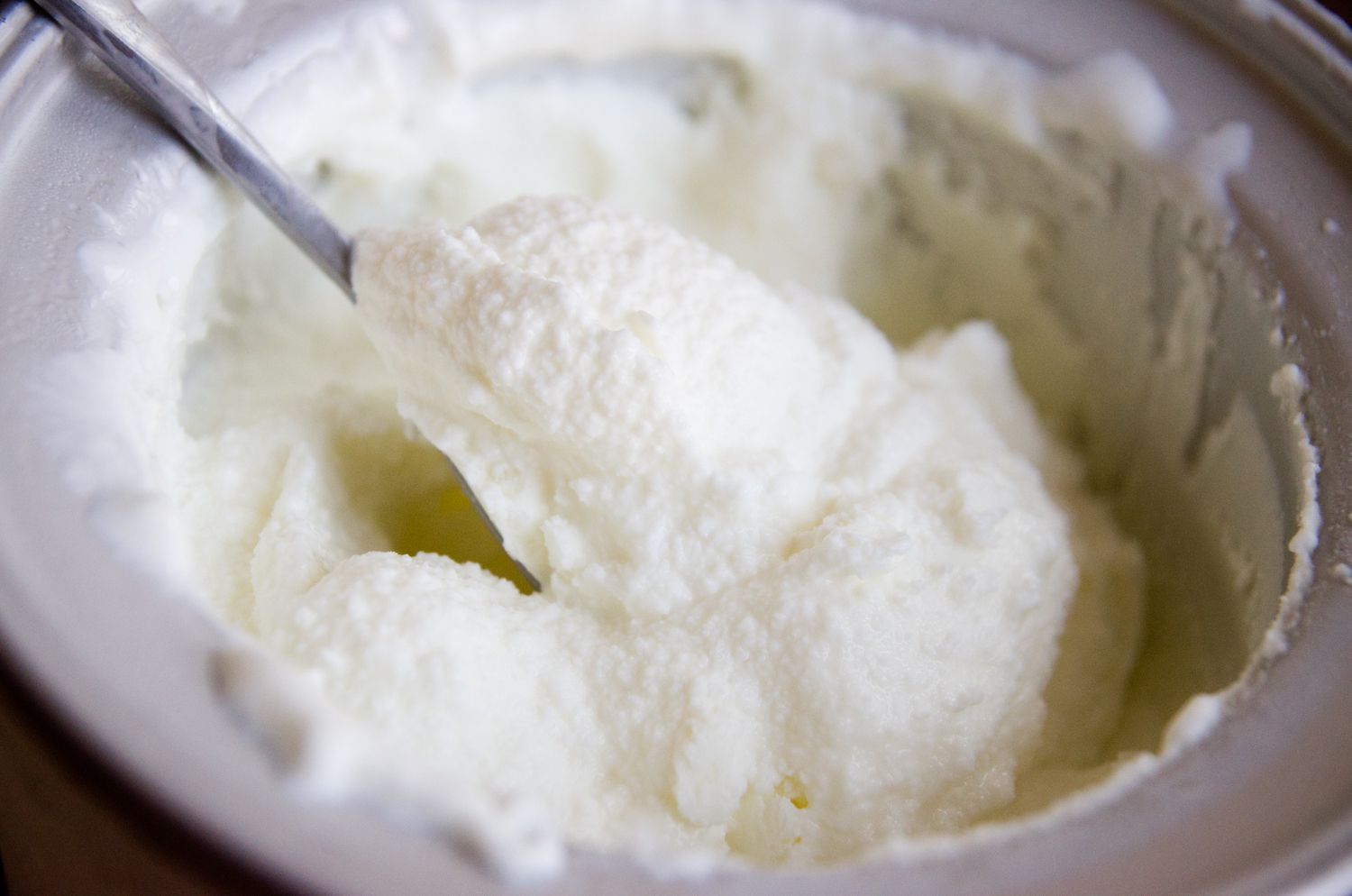 搅拌纯酸奶就能做出美味的冰沙(但它会冻得很硬)。