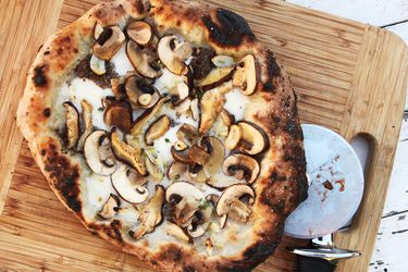 蘑菇松露披萨的上方