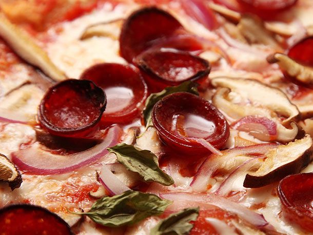 烤熟的卷意大利辣香肠，披萨表面有小块脂肪。