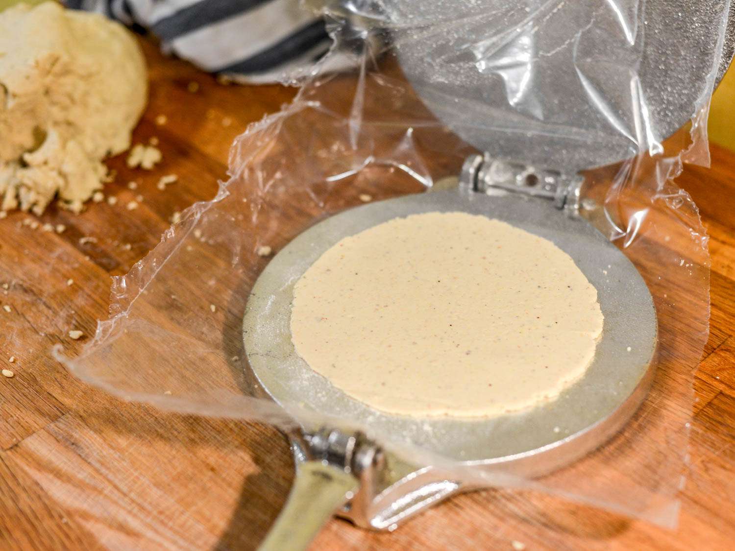 在玉米饼压榨机中压榨的玛莎面团制作圣安东尼奥式玉米饼。