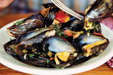 Mussels Fra Diavolo with Roasted Garlic