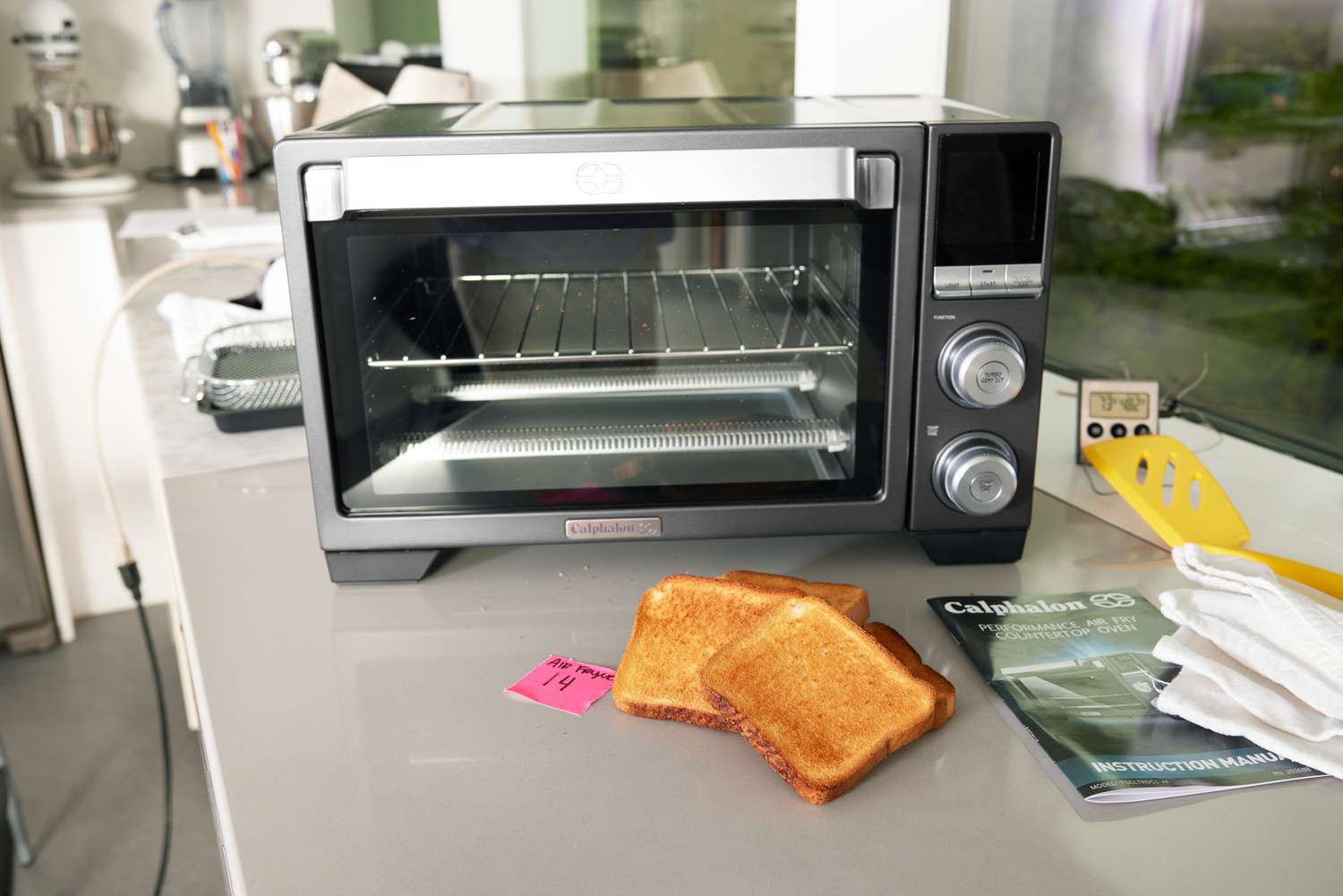 一个Calphalon空气油炸烤面包机在厨房的工作台上