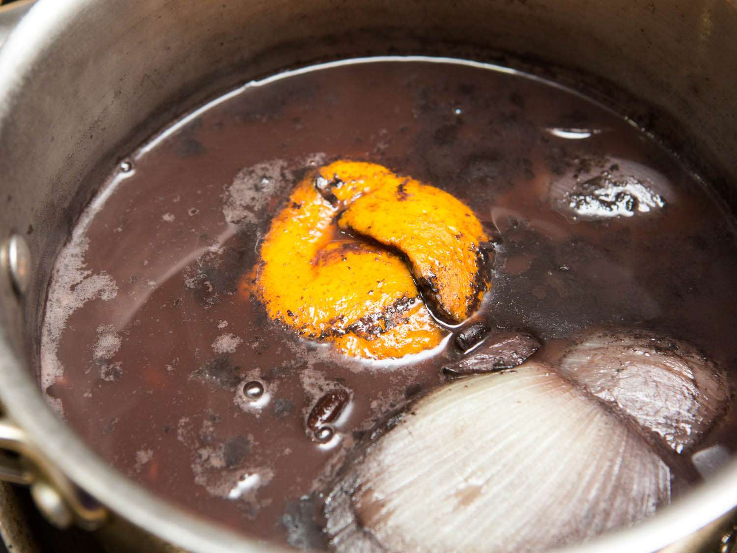黑豆在蒸煮液中炖煮，使其有所还原。gydF4y2Ba