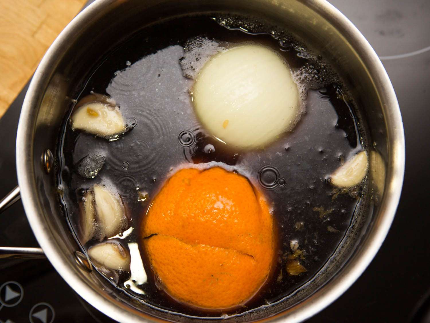 俯瞰一锅豆子在水中煨着，散发着芳香和橙色。gydF4y2Ba