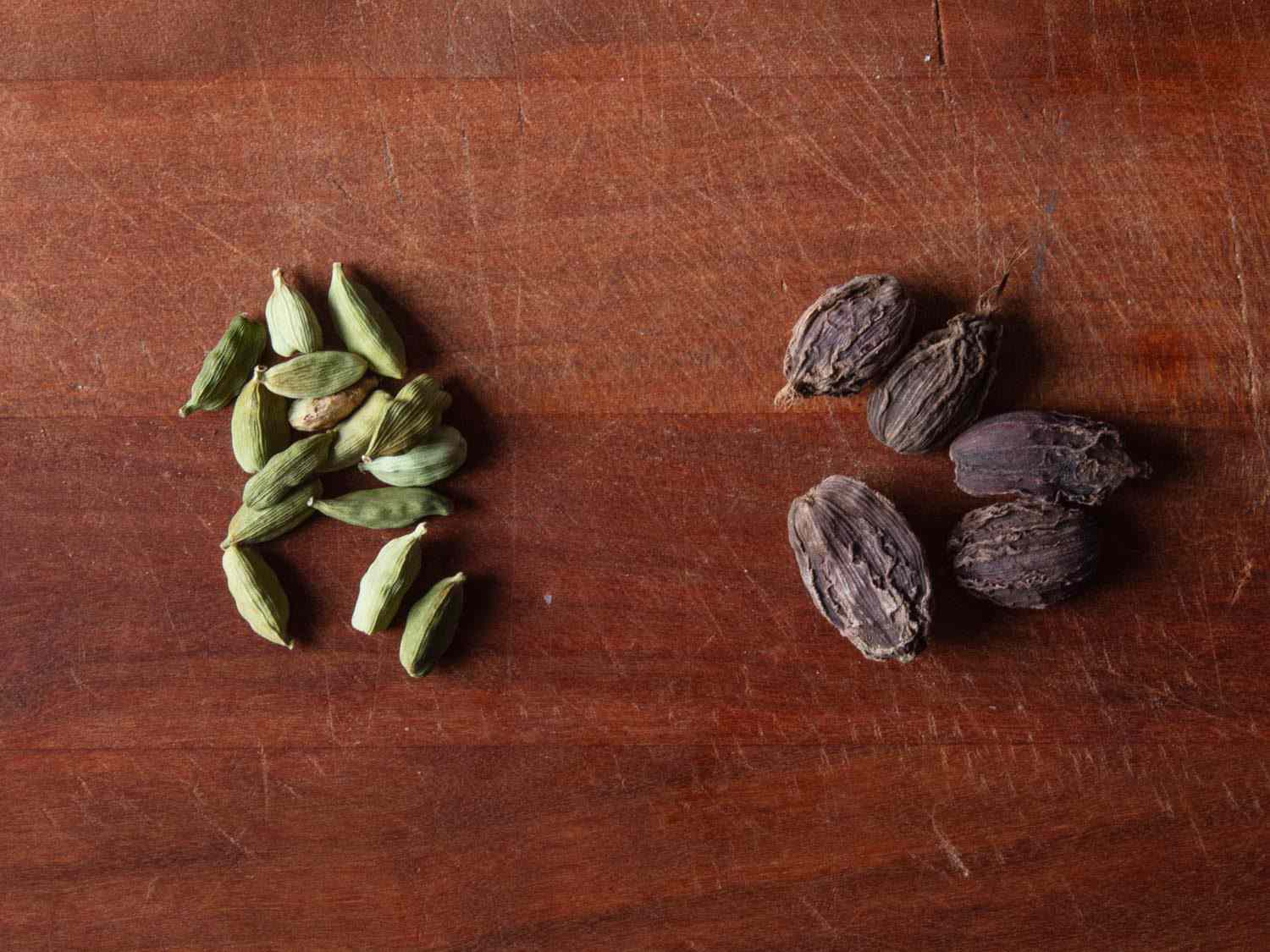 绿色豆蔻豆荚(左)和棕色豆蔻豆荚(右)的对比