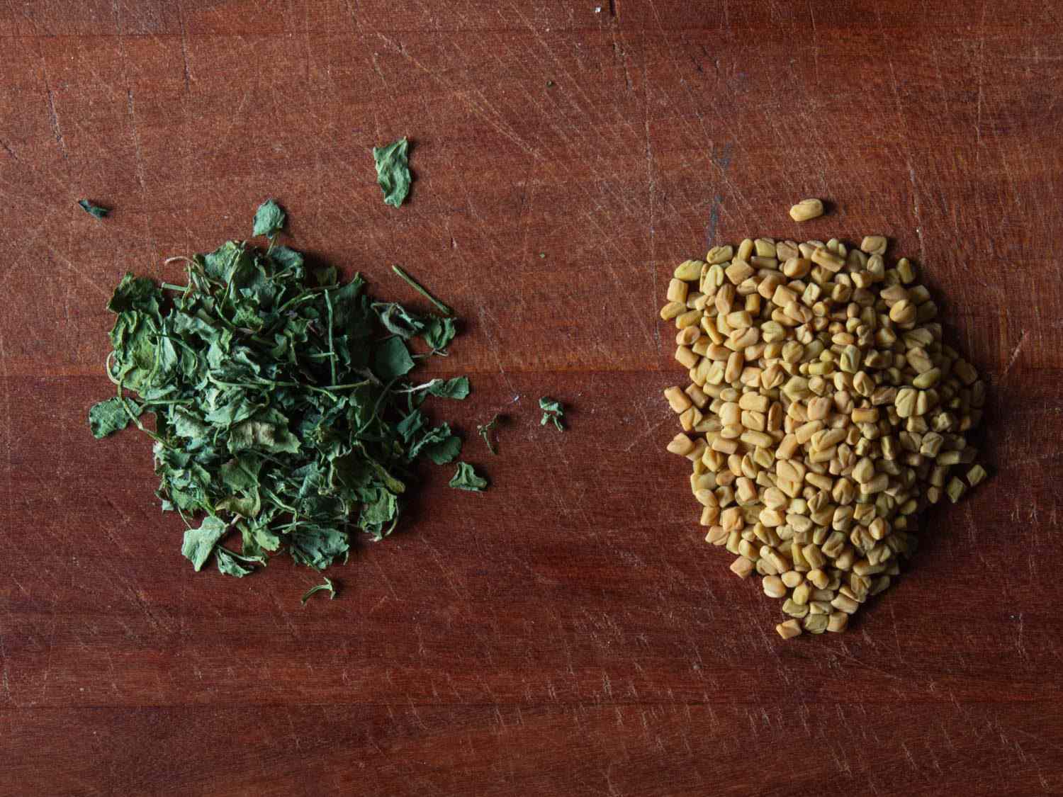 胡芦巴叶子(左)和胡芦巴种子(右)的对比