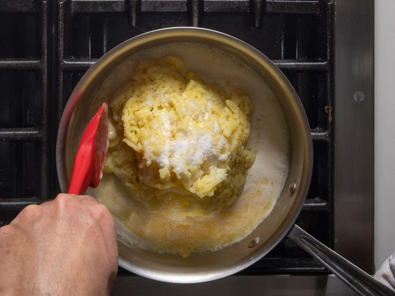 把热奶油和融化的黄油折成土豆泥。