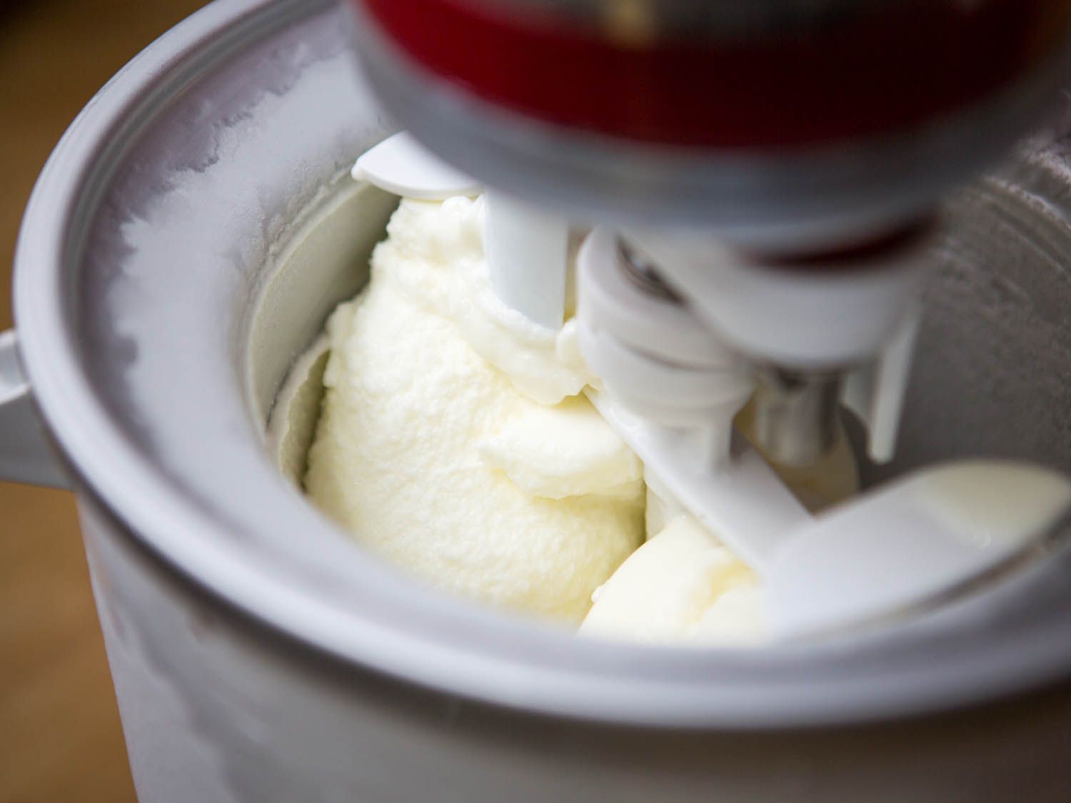 冷冻酸奶在冰淇淋机里搅拌。