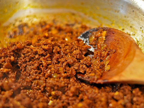 烹饪西班牙香肠填充胡椒。